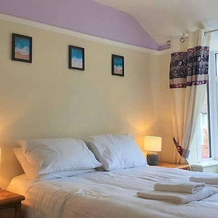 5 Bed, 2 Bath Home + Terrace, Garden & Parking Swindon Exterior photo
